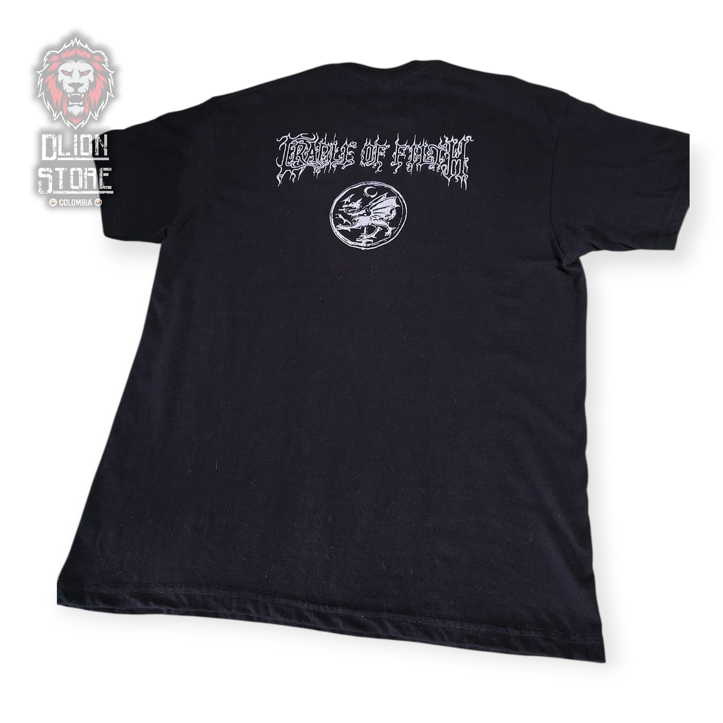 Camiseta negra estampada. Disponible en DLion Store.