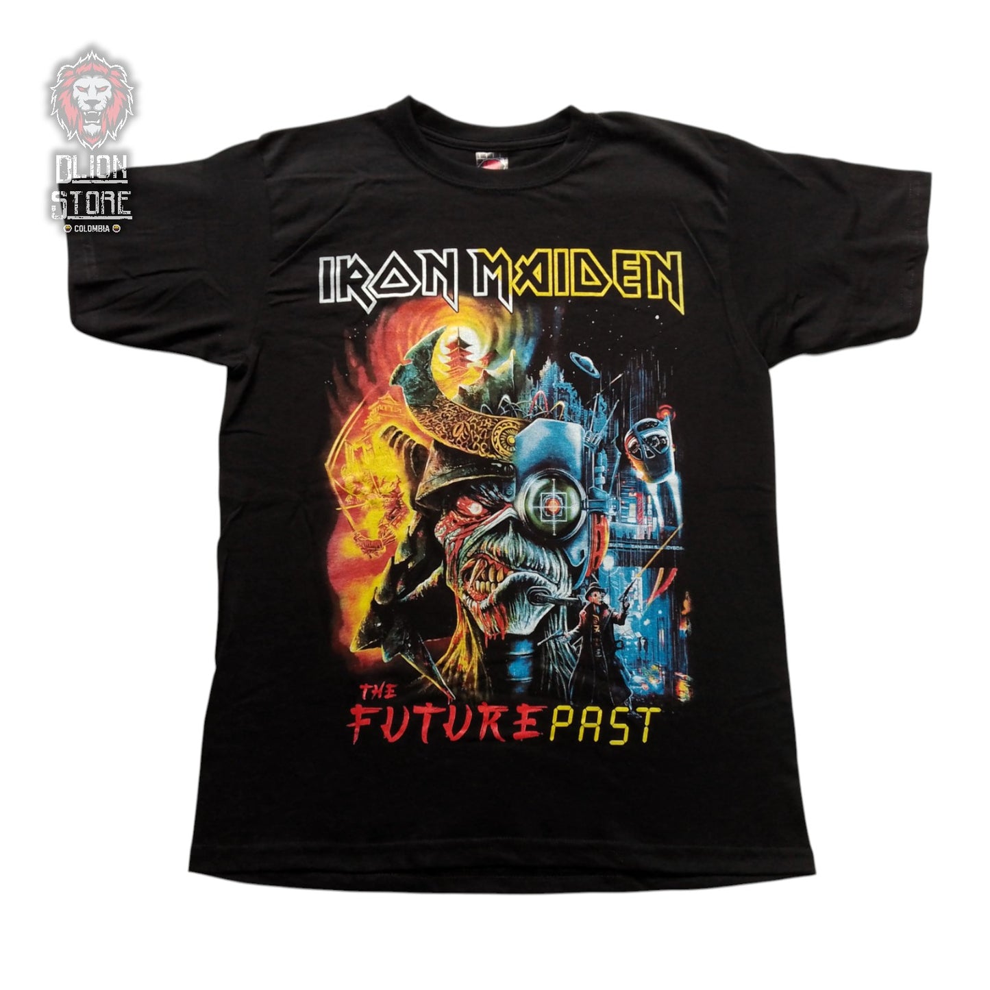 Camiseta negra estampada. Disponible en DLion Store.