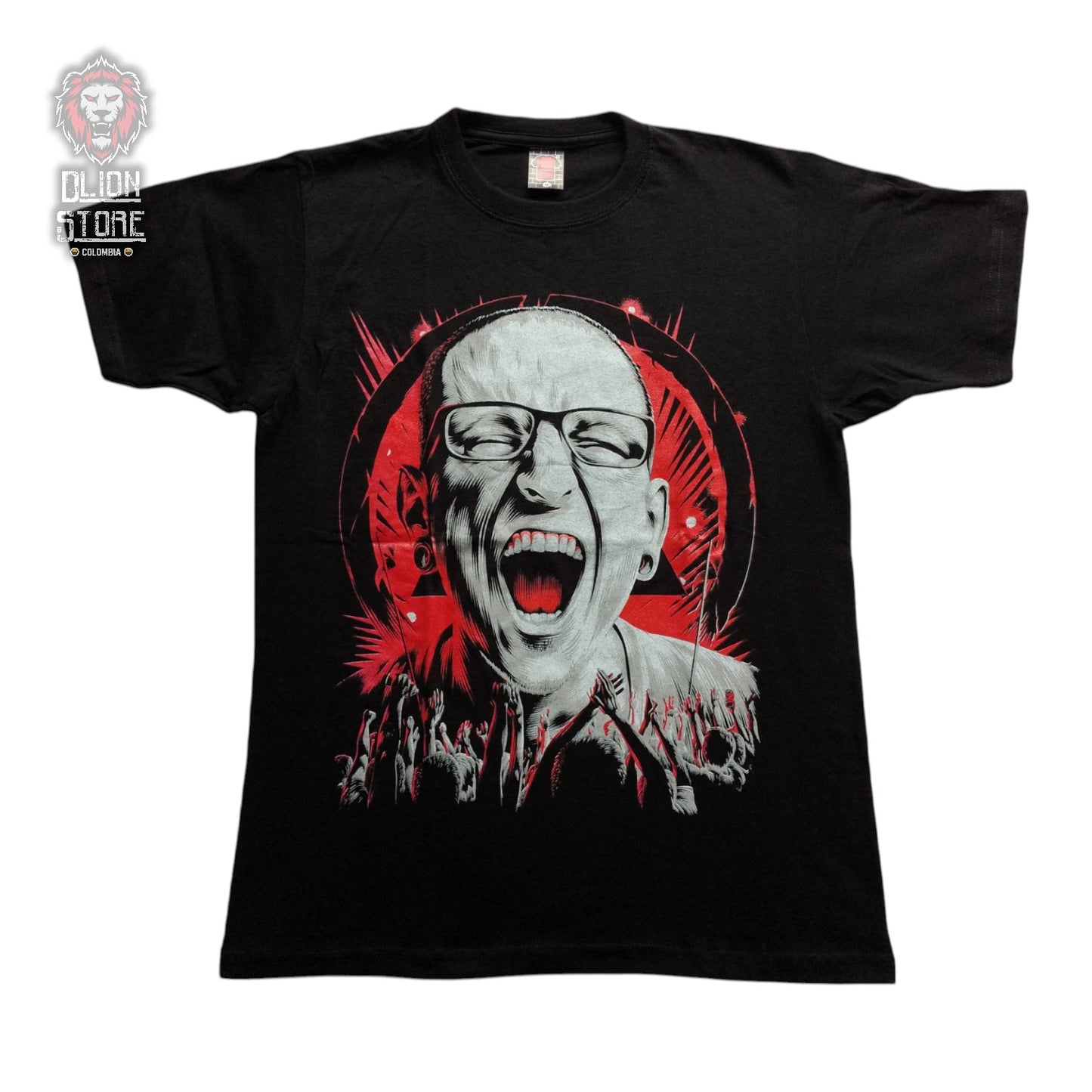 Camiseta negra estampada. Disponible en DLion Store.