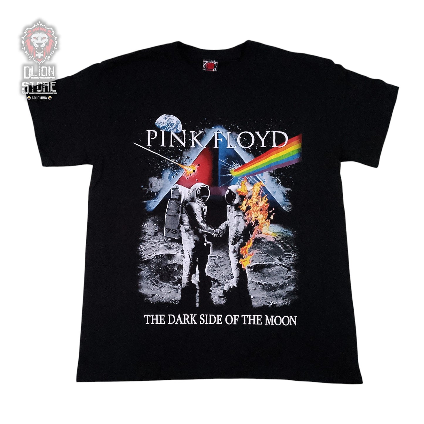 Camiseta negra estampada. Disponible en DLion Store.