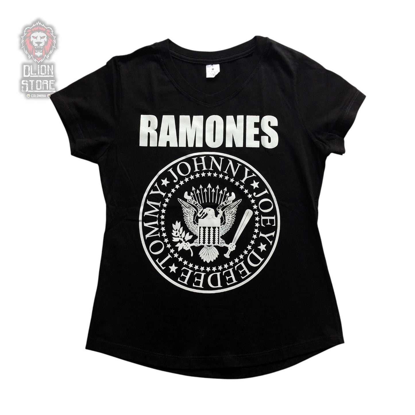 Camiseta negra estampada. Disponible en DLion Store.