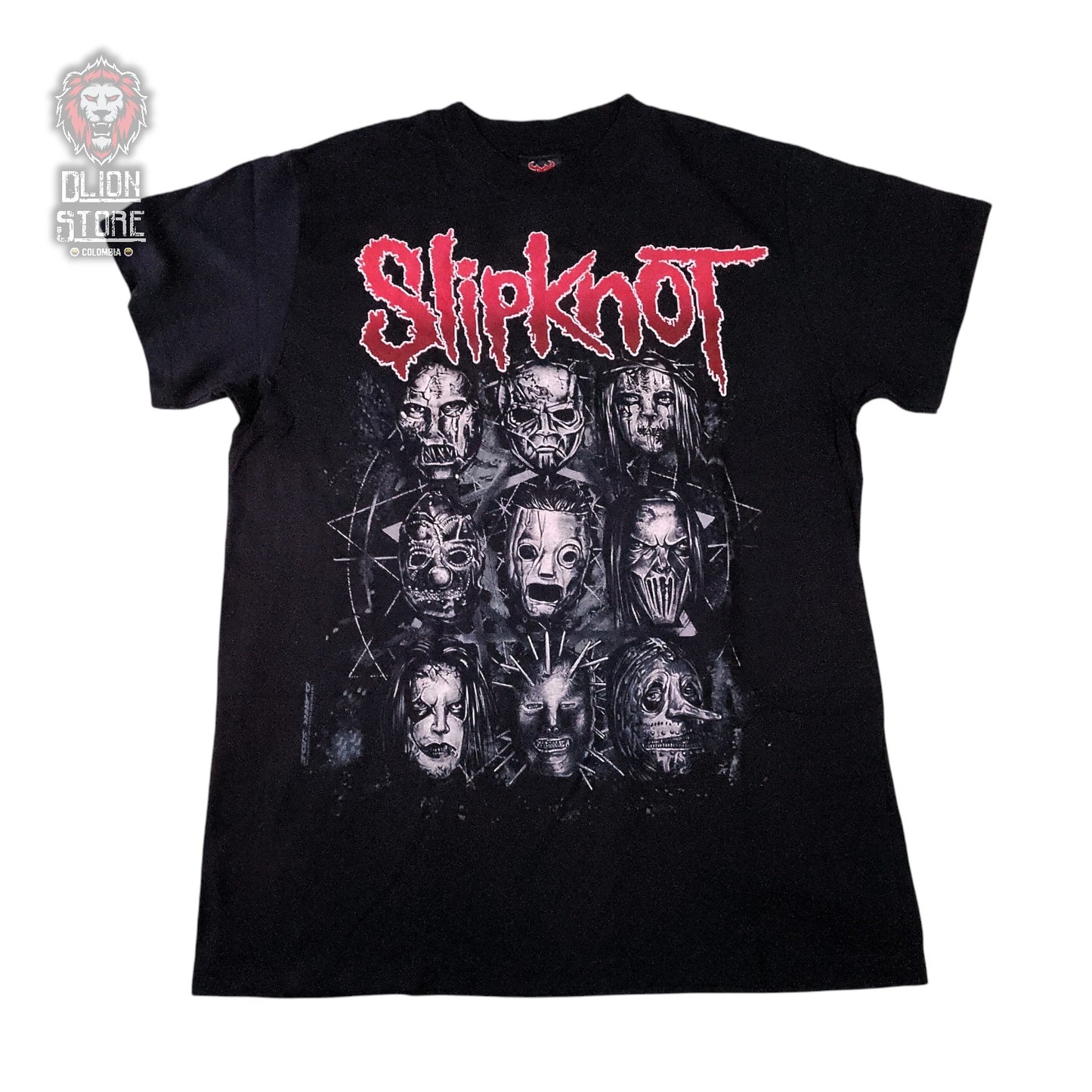 Camiseta negra estampada. Disponible en DLion Store.