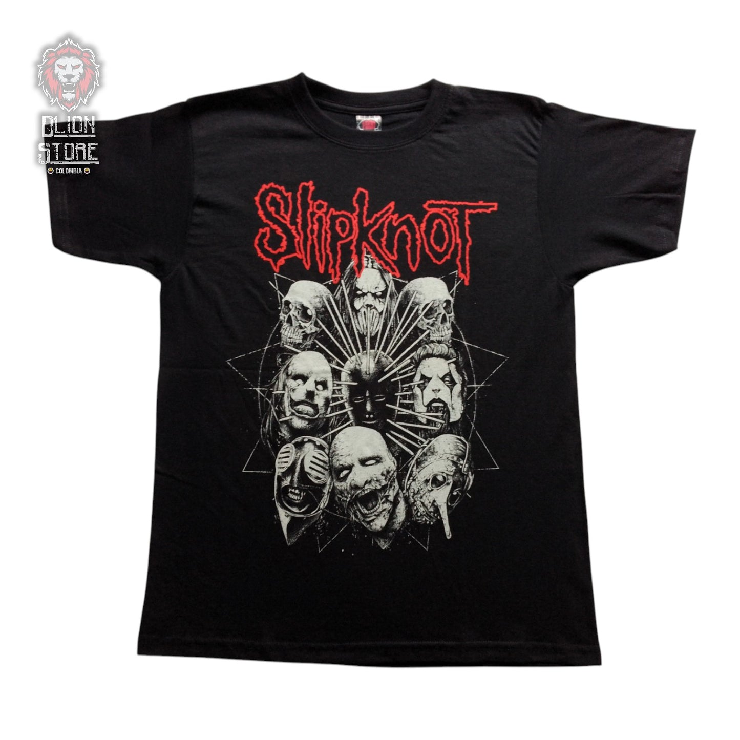 Camiseta negra estampada. Disponible en DLion Store.