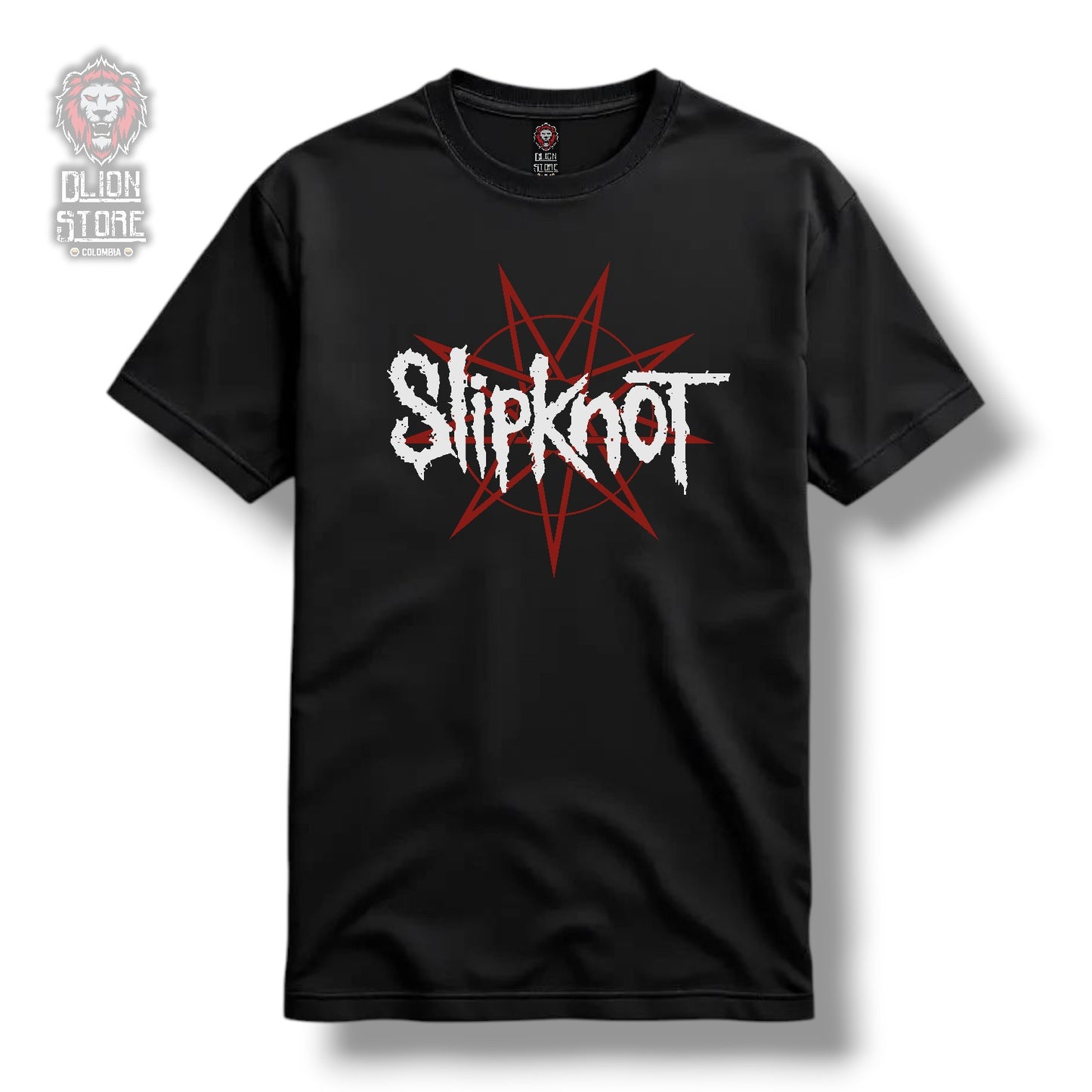 Camiseta negra estampada. Disponible en DLion Store.