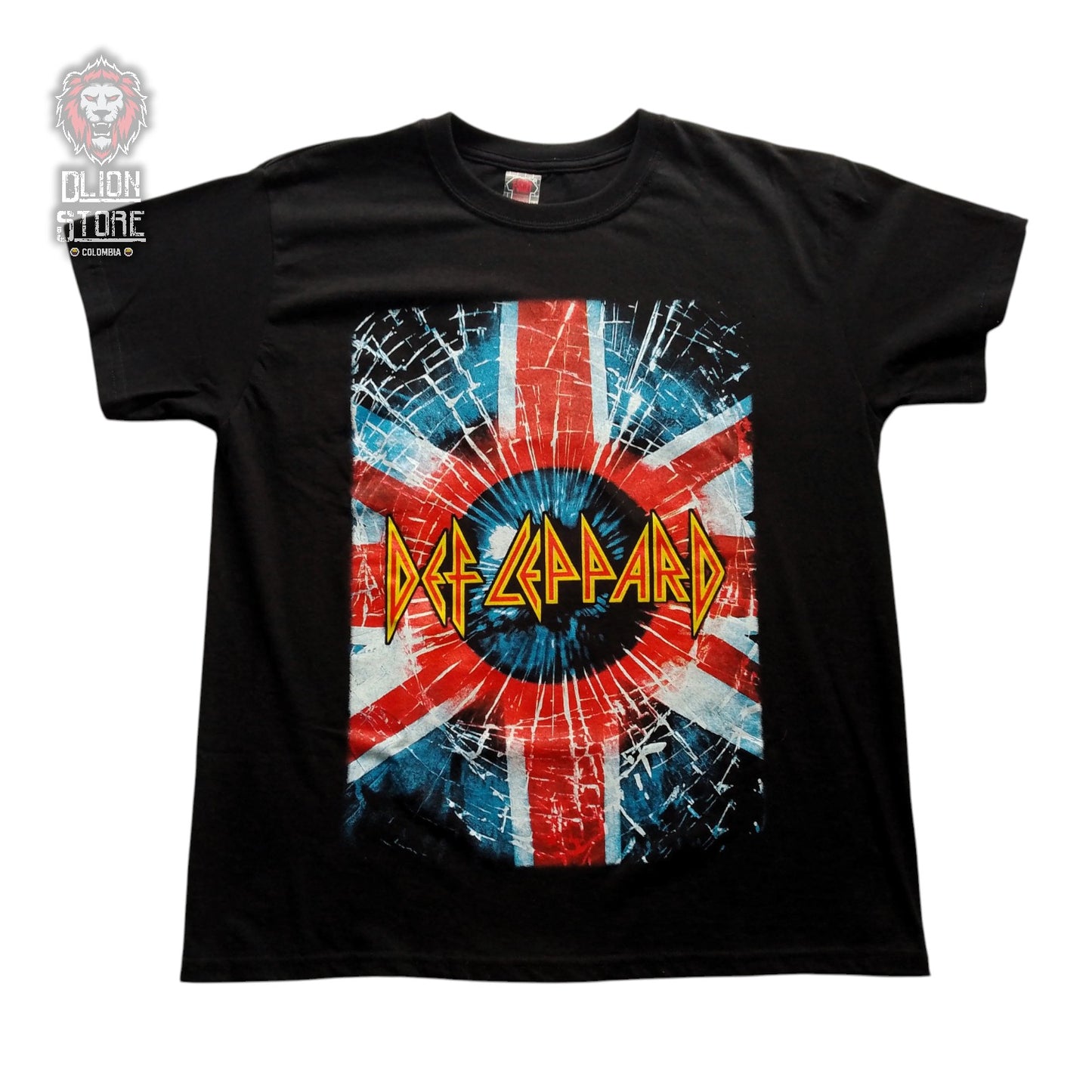 Camiseta negra estampada. Disponible en DLion Store.