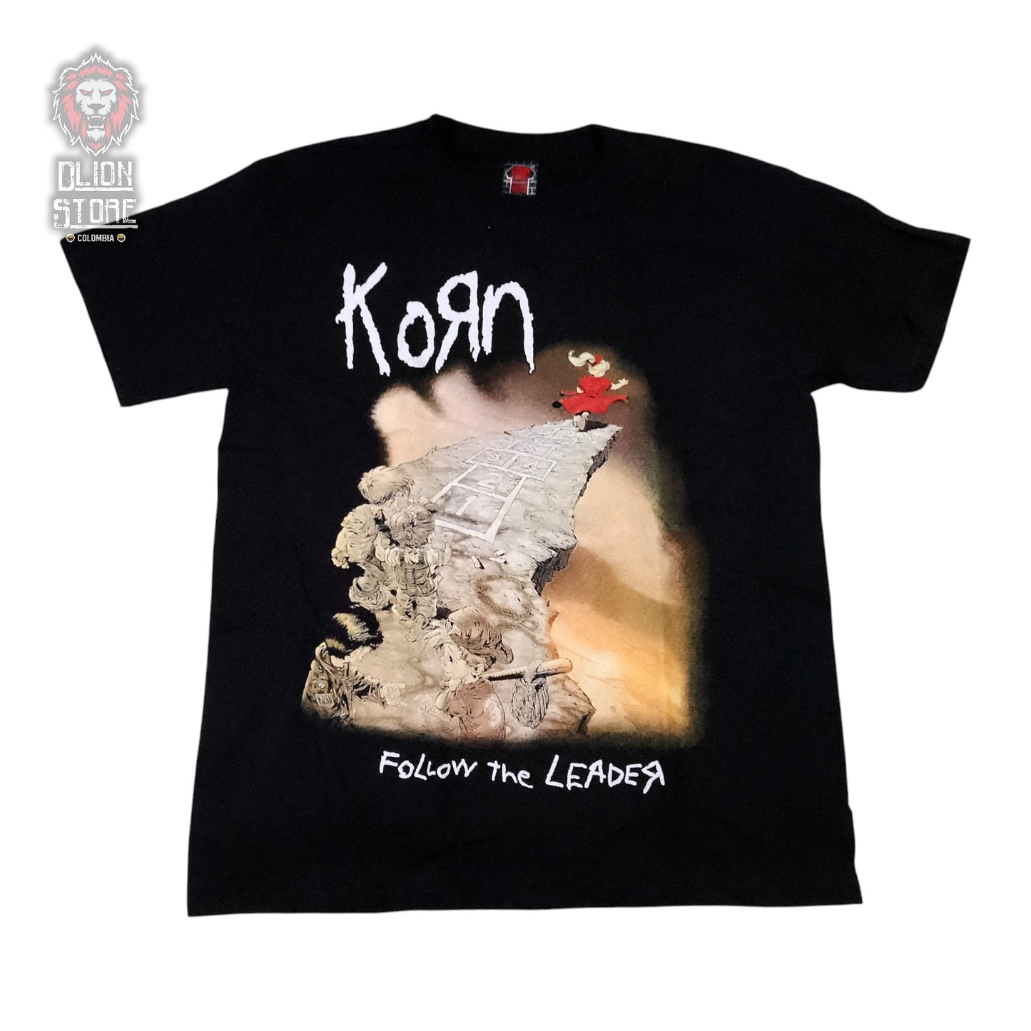 Camiseta negra estampada. Disponible en DLion Store.