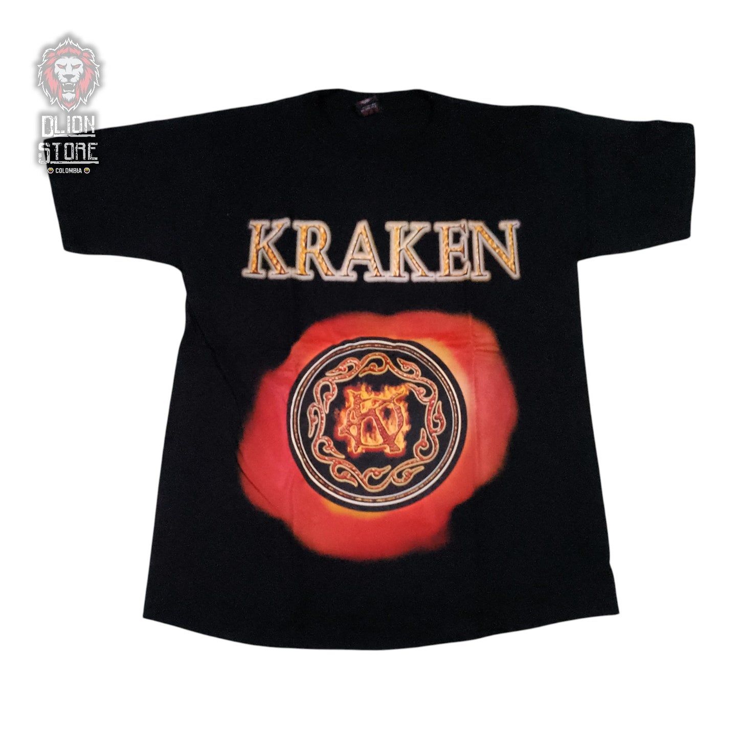 Camiseta negra estampada. Disponible en DLion Store.