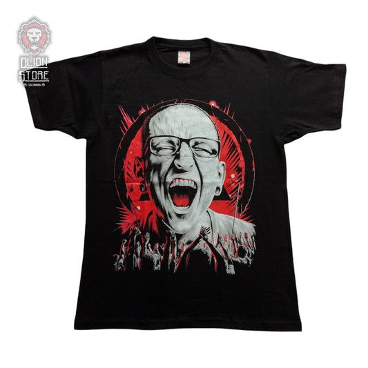 Camiseta negra estampada. Disponible en DLion Store.