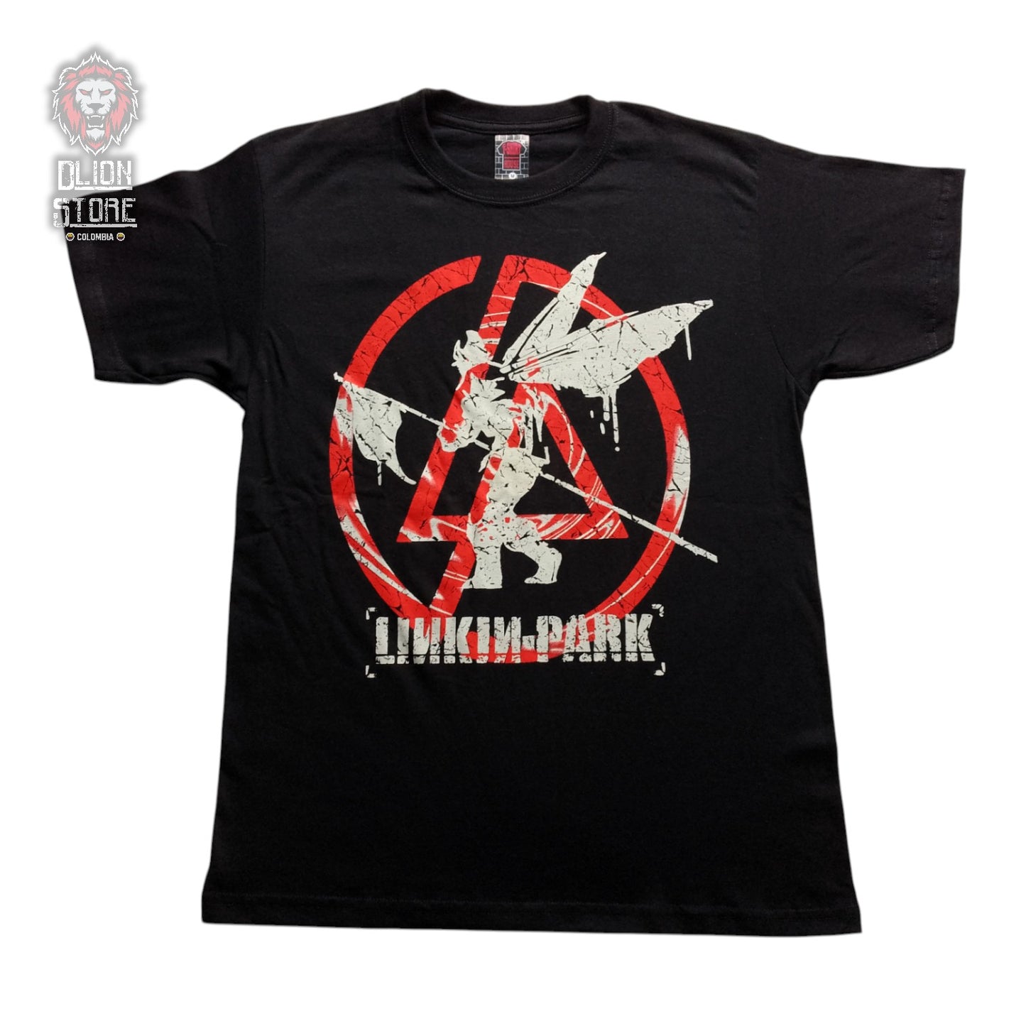 Camiseta negra estampada. Disponible en DLion Store.