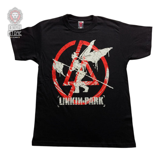 Camiseta negra estampada. Disponible en DLion Store.