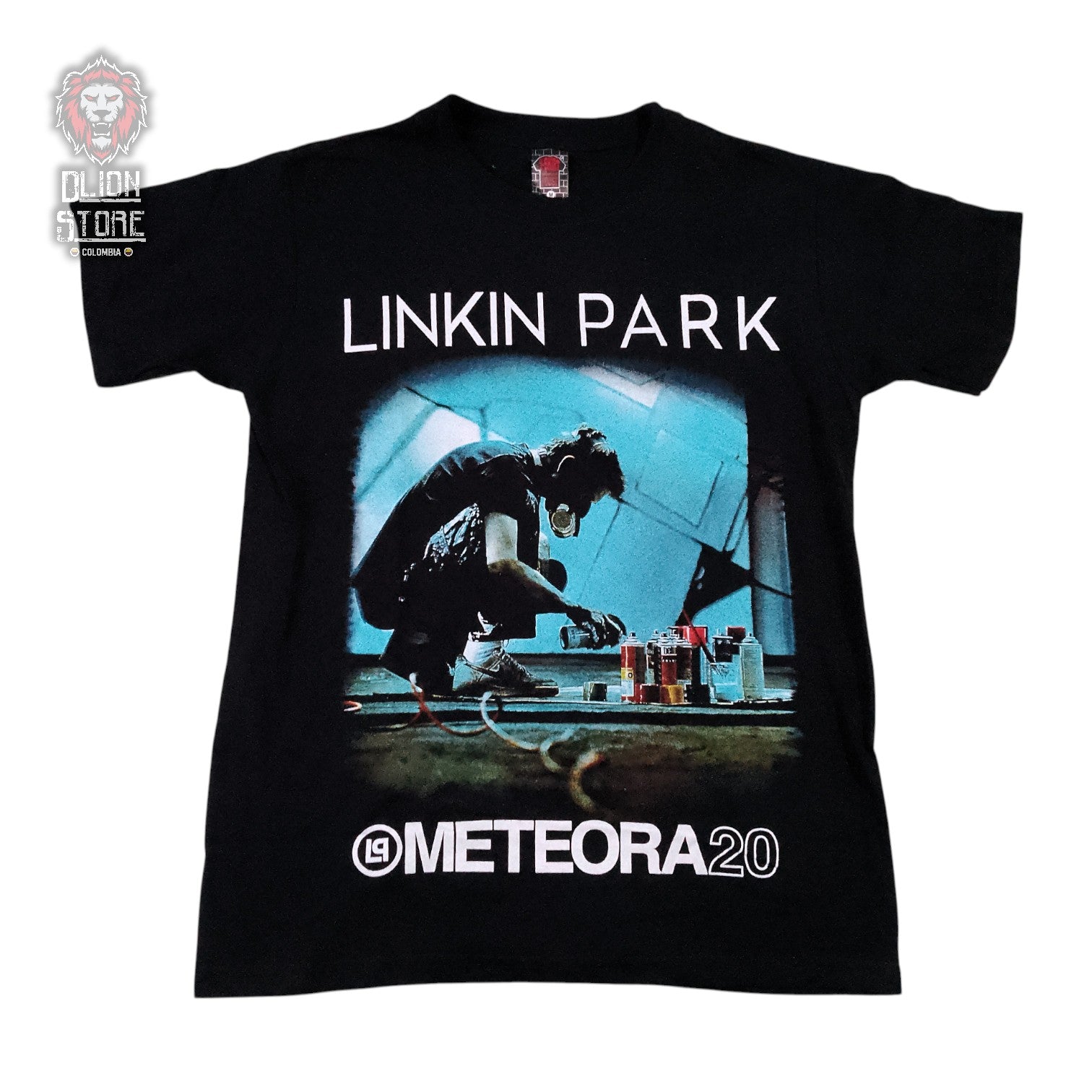 Camiseta negra estampada. Disponible en DLion Store.