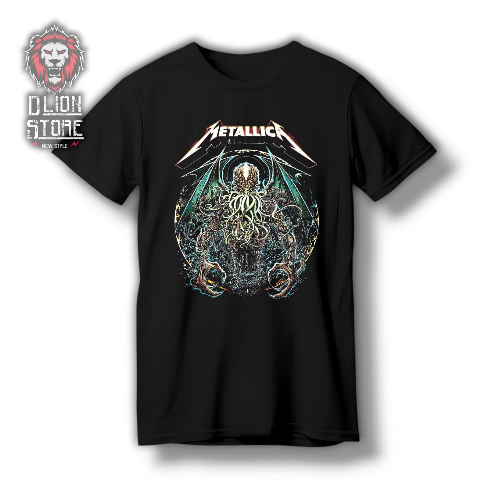 Camiseta negra estampada. Disponible en DLion Store.