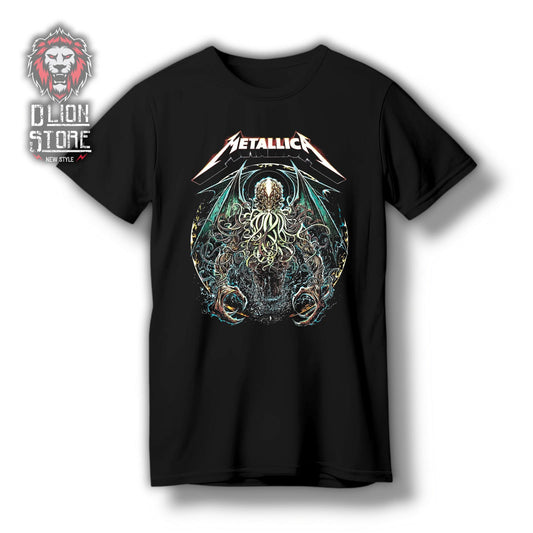 Camiseta negra estampada. Disponible en DLion Store.