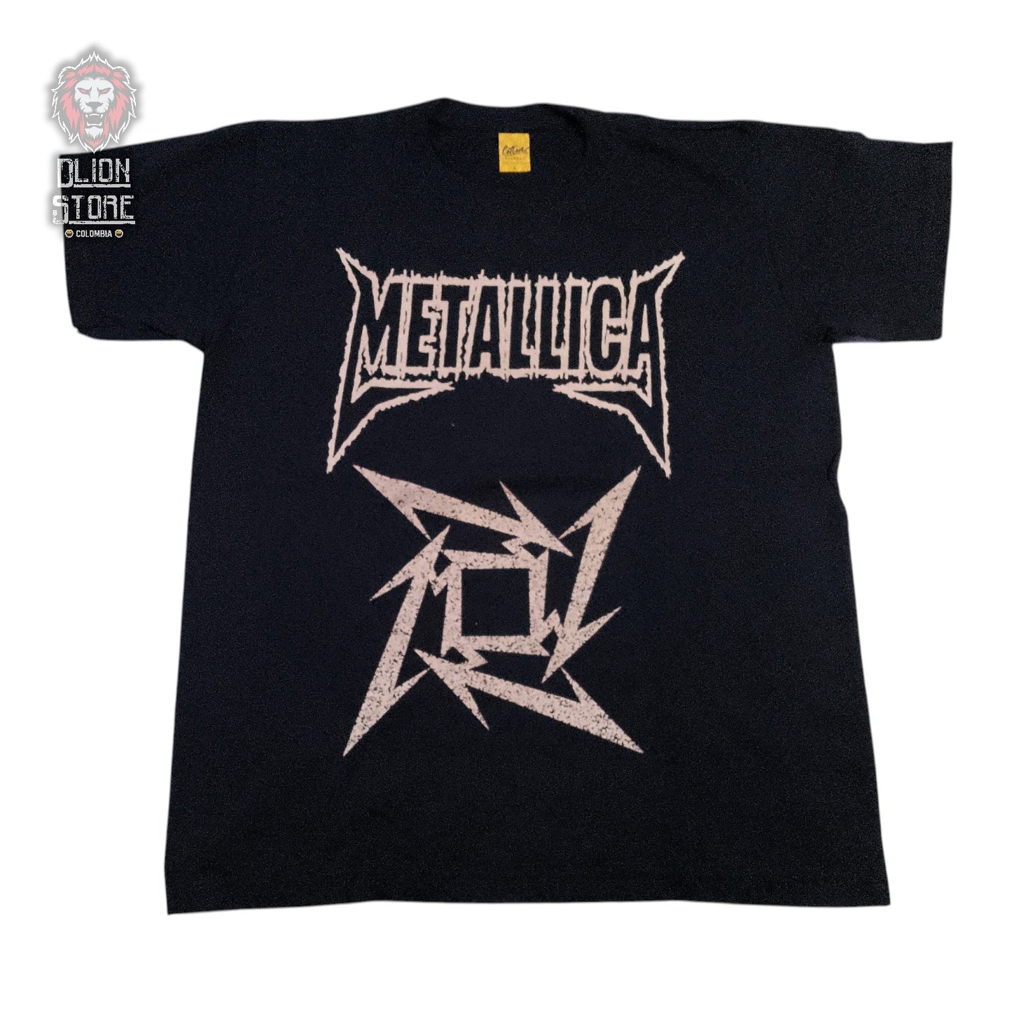 Camiseta negra estampada. Disponible en DLion Store.