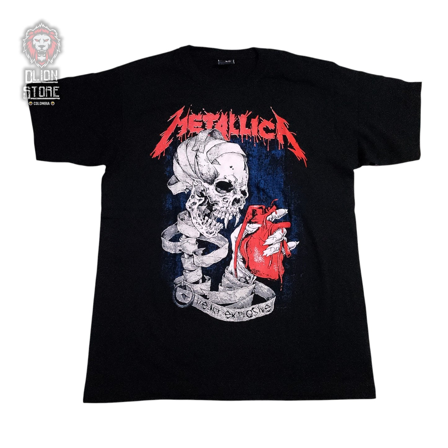 Camiseta negra estampada. Disponible en DLion Store.