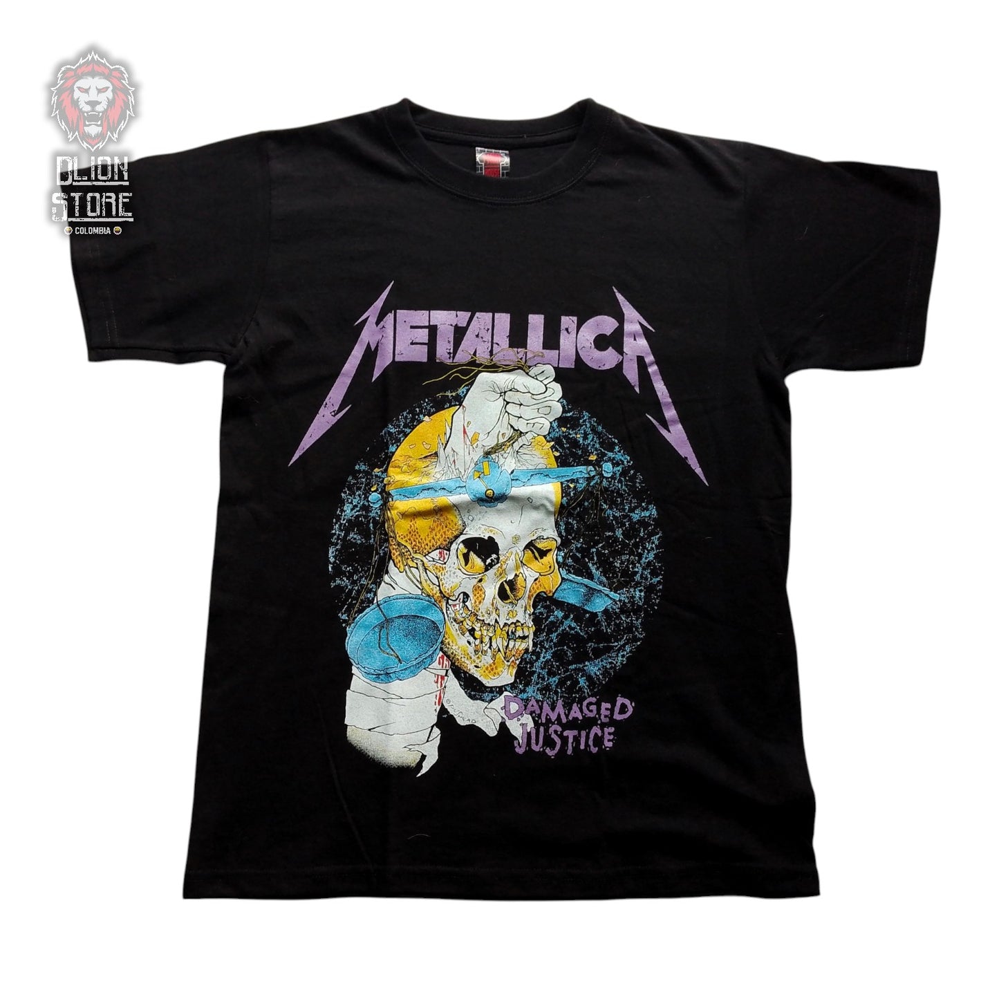 Camiseta negra estampada. Disponible en DLion Store.