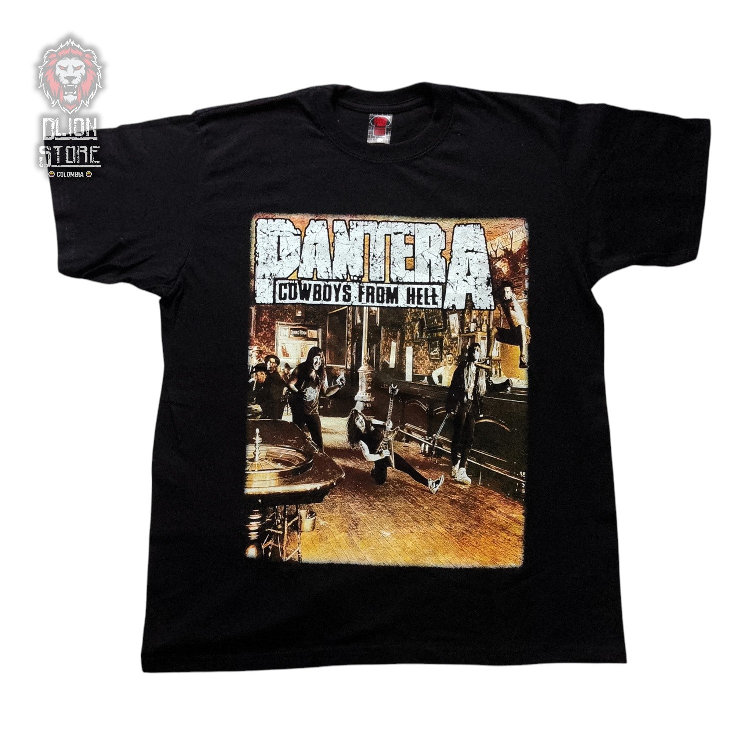 Camiseta negra estampada. Disponible en DLion Store.