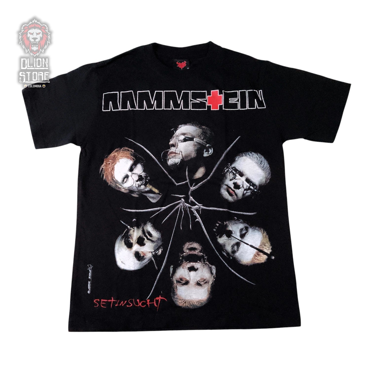 Camiseta negra estampada. Disponible en DLion Store.