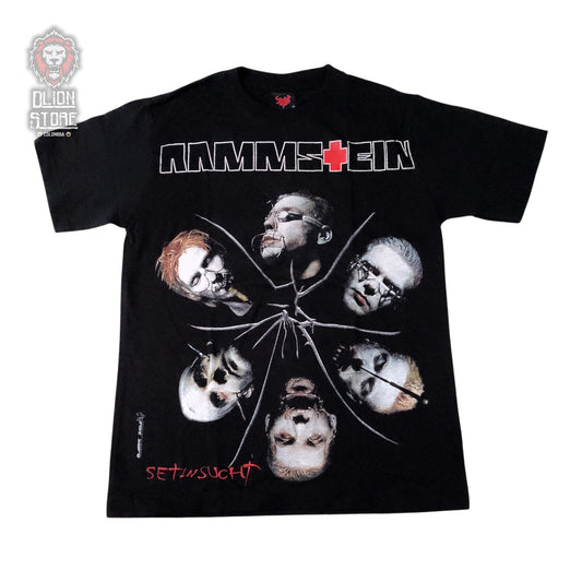 Camiseta negra estampada. Disponible en DLion Store.