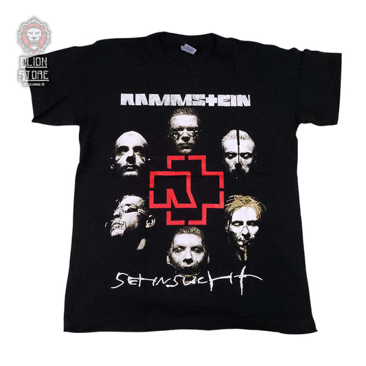 Camiseta negra unisex de Rammstein estampada, producto de DLion Store
