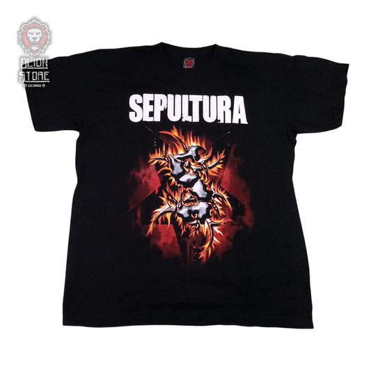 Camiseta negra unisex de Sepultura estampada, producto de DLion Store