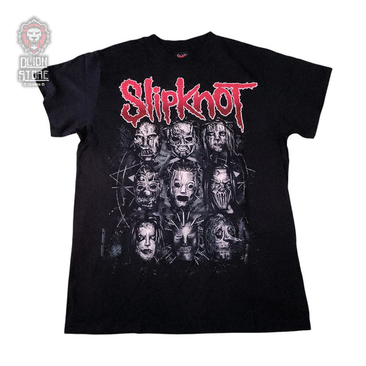 Camiseta negra estampada. Disponible en DLion Store.