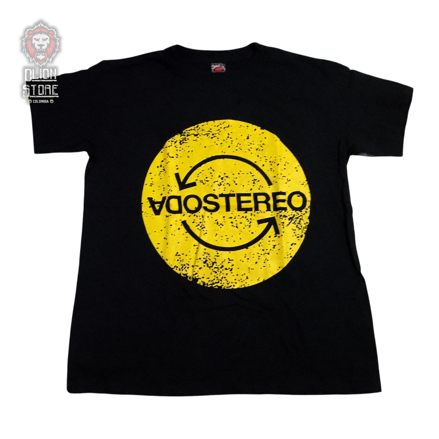 Camiseta negra estampada. Disponible en DLion Store.