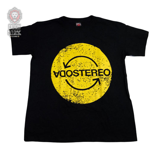 Camiseta negra estampada. Disponible en DLion Store.