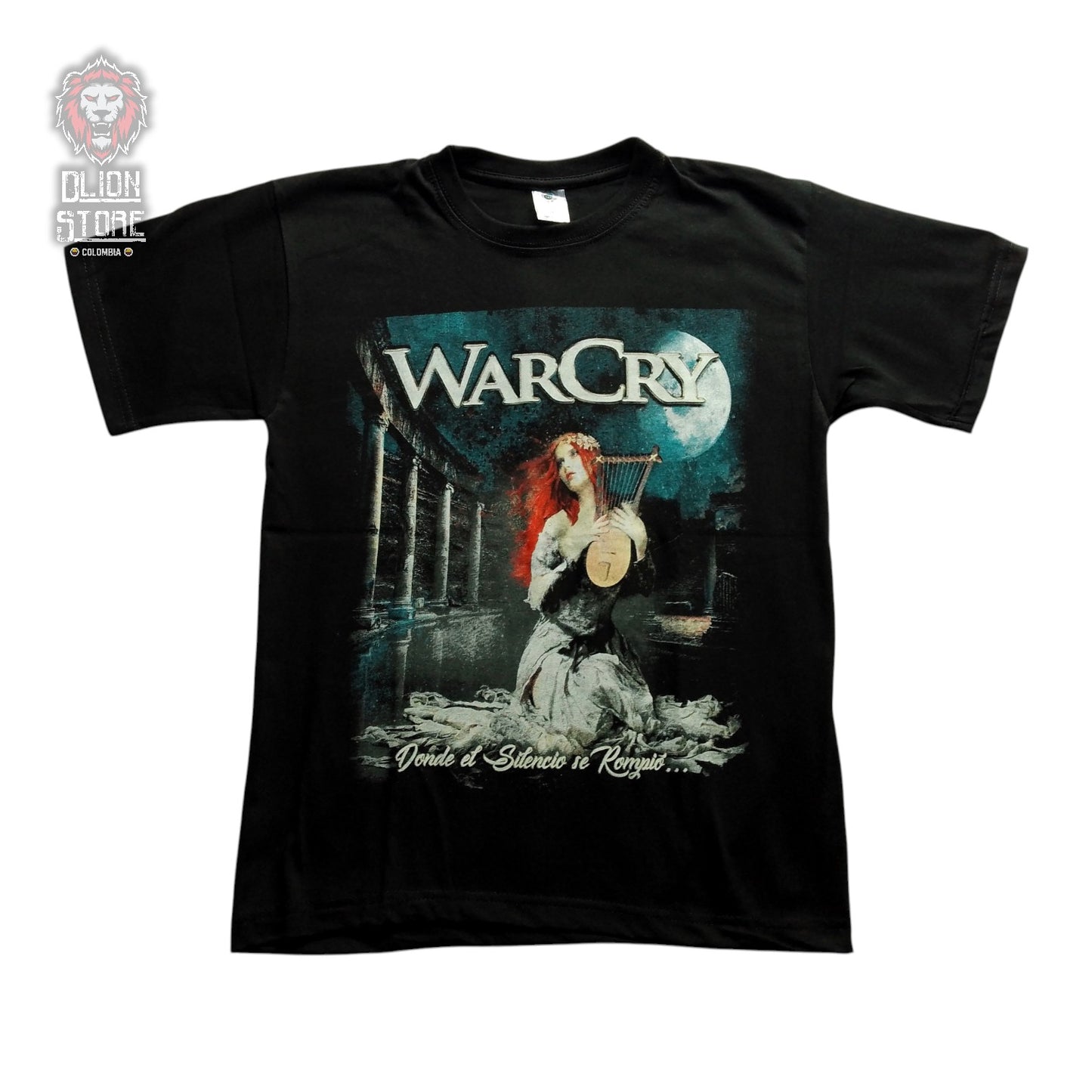 Camiseta negra estampada. Disponible en DLion Store.