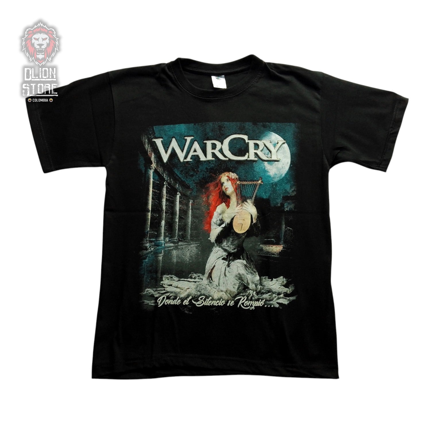 Camiseta negra estampada. Disponible en DLion Store.