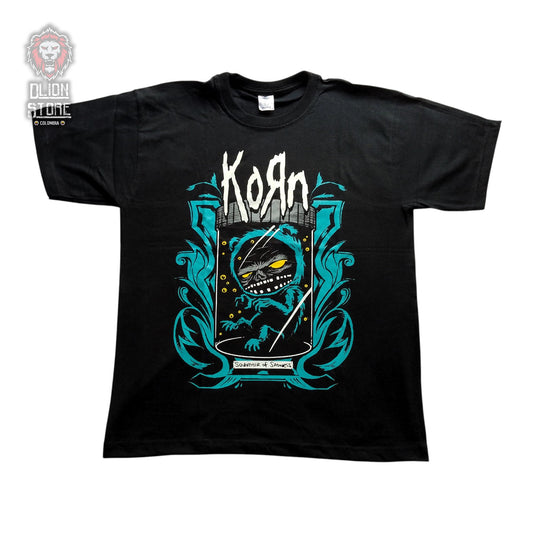 Camiseta de Korn color negro, estampada, estilo unisex, disponible en Colombia.