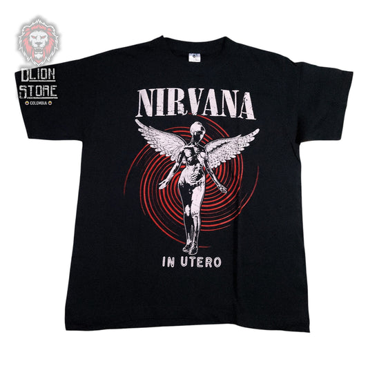 Camiseta de Nirvana color negro, estampado grunge, estilo unisex, disponible en Colombia.