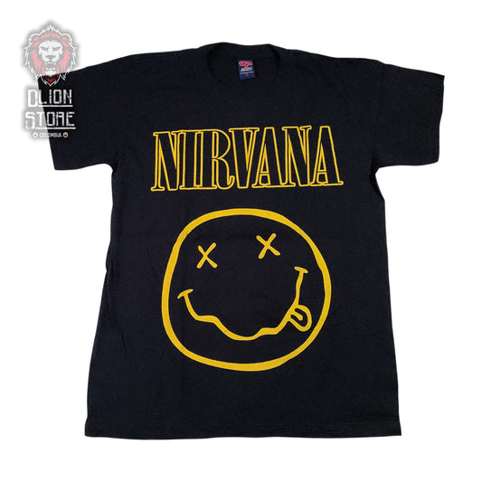 Camiseta de Nirvana color negro, estampado grunge, estilo unisex, disponible en Colombia.

